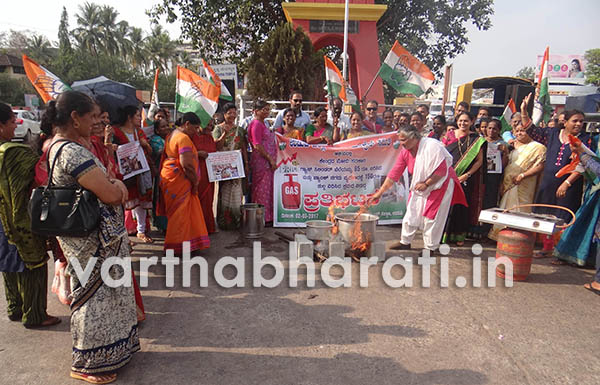 ಅಡುಗೆ ಅನಿಲ ಬೆಲೆ ಏರಿಕೆ ವಿರುದ್ಧ ಮಹಿಳಾ ಕಾಂಗ್ರೆಸ್ ಪ್ರತಿಭಟನೆ